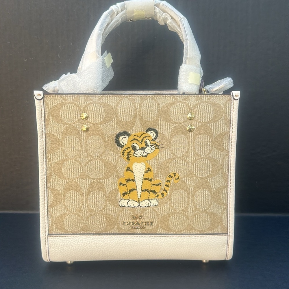 New COACH Dempsey Tote 22 In Signature Canvas With Tiger